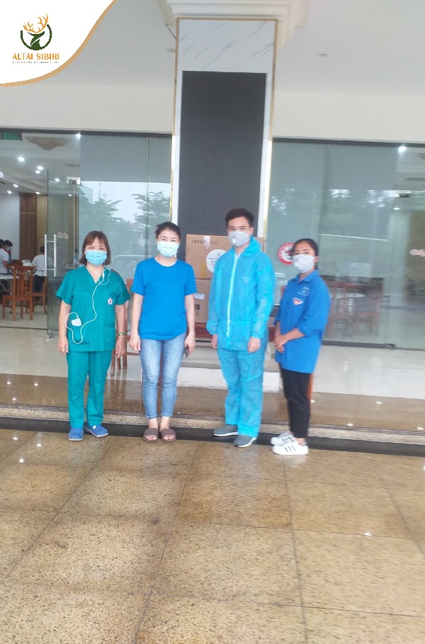 y bác sỹ nhận cháo nhung hươu sibiri 